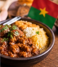 Un plat burkinabè et le drapeau du Burkina Faso