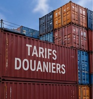 Des conteneurs empilés portant la mention « tarifs douaniers »
